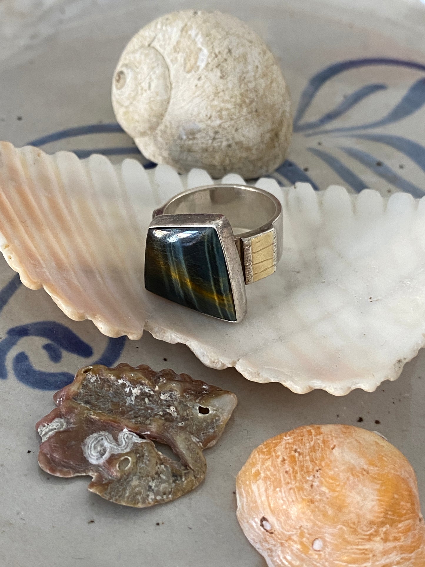 Asymmetrical gem ring