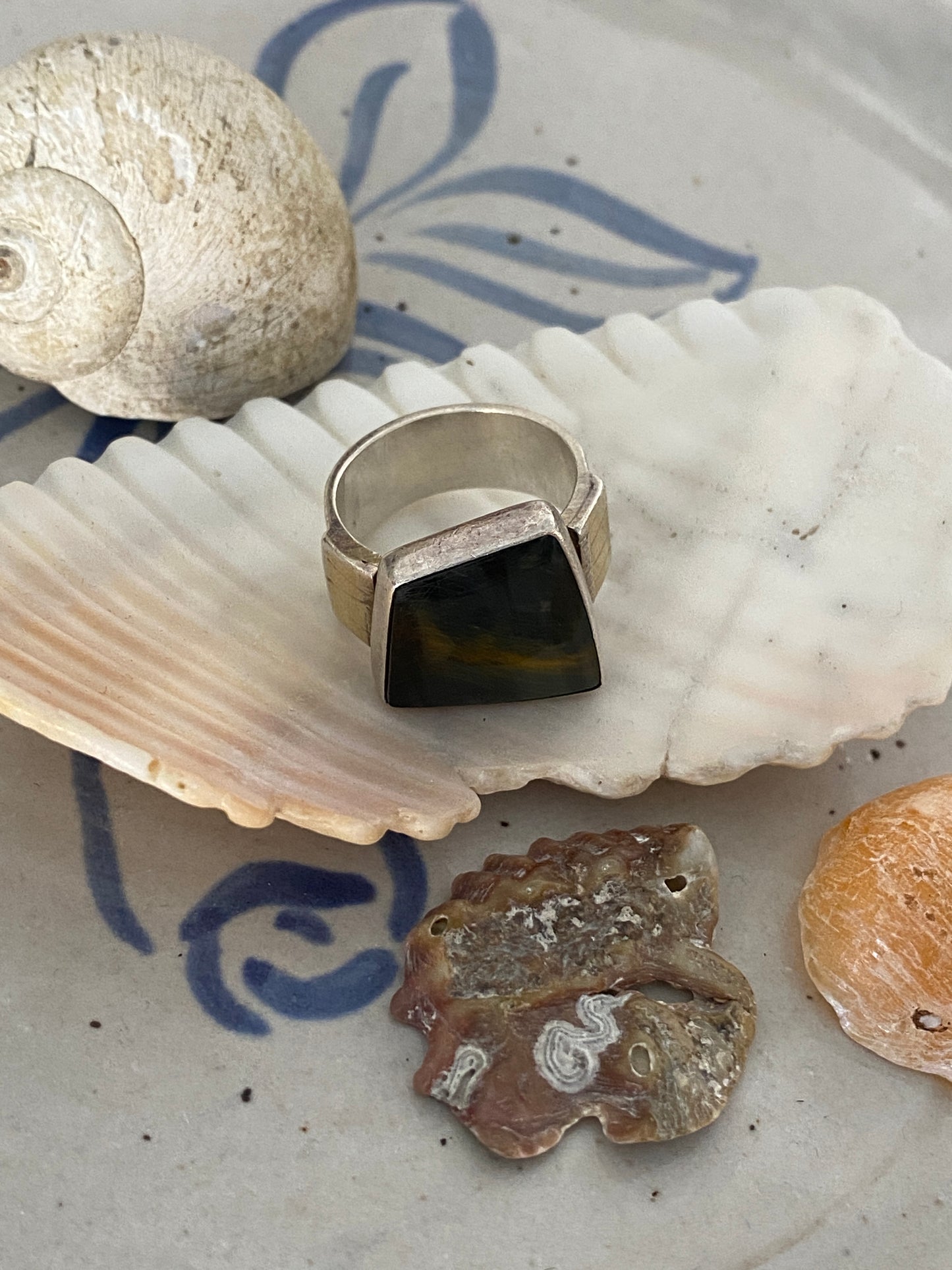 Asymmetrical gem ring