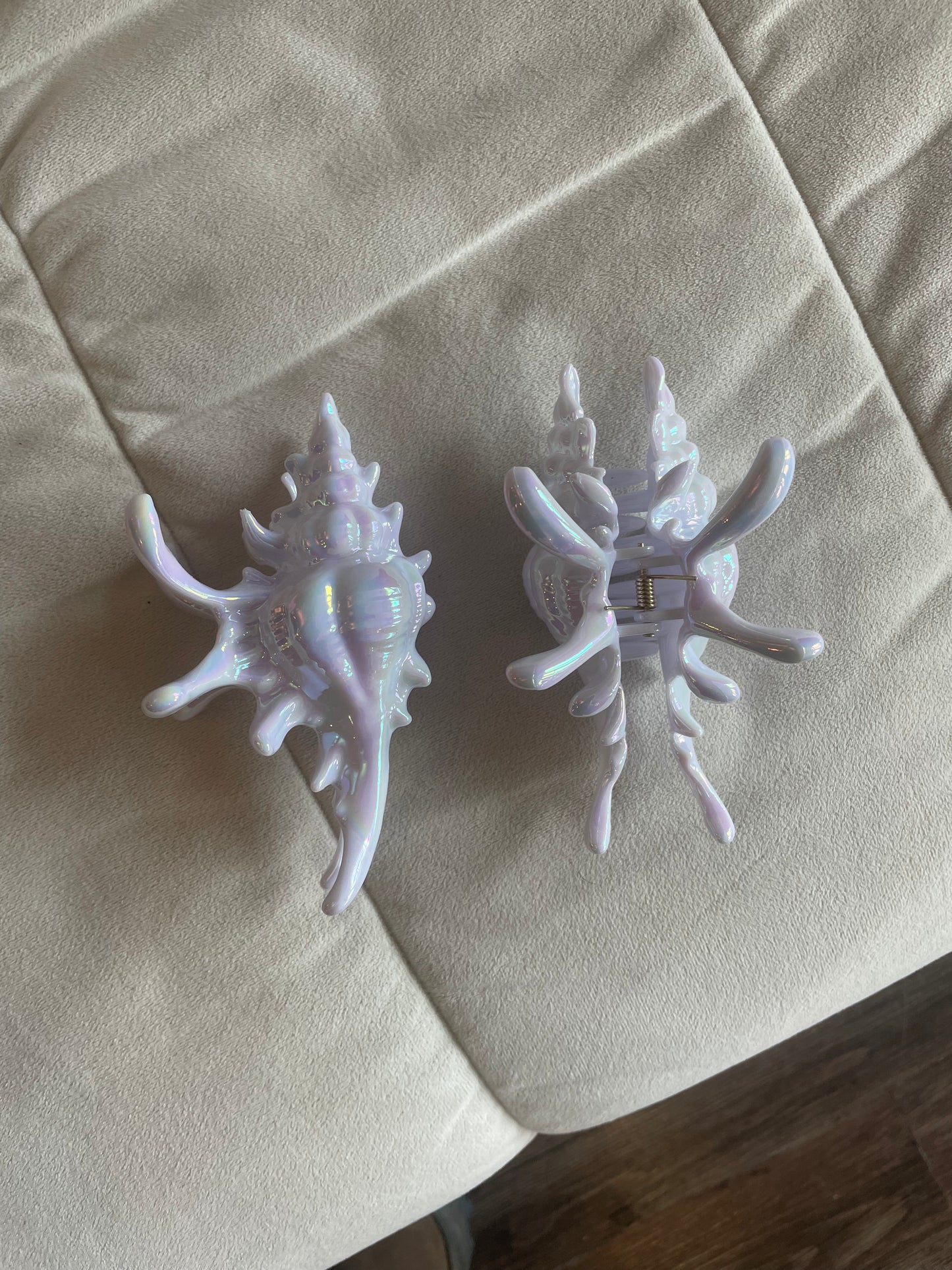 Iridescent conch hair clip