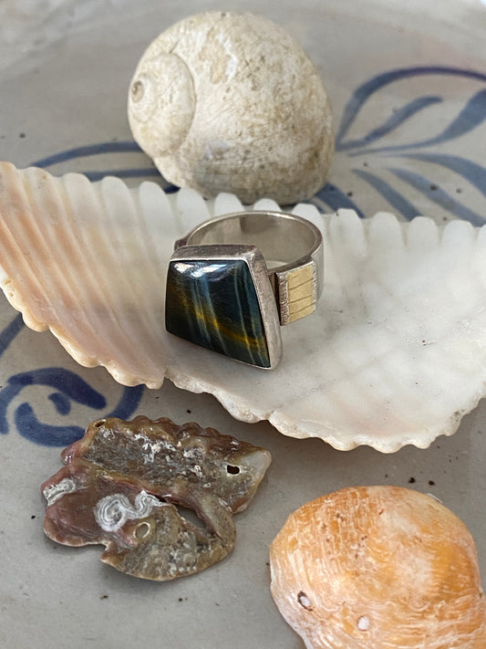Asymmetrical gem ring