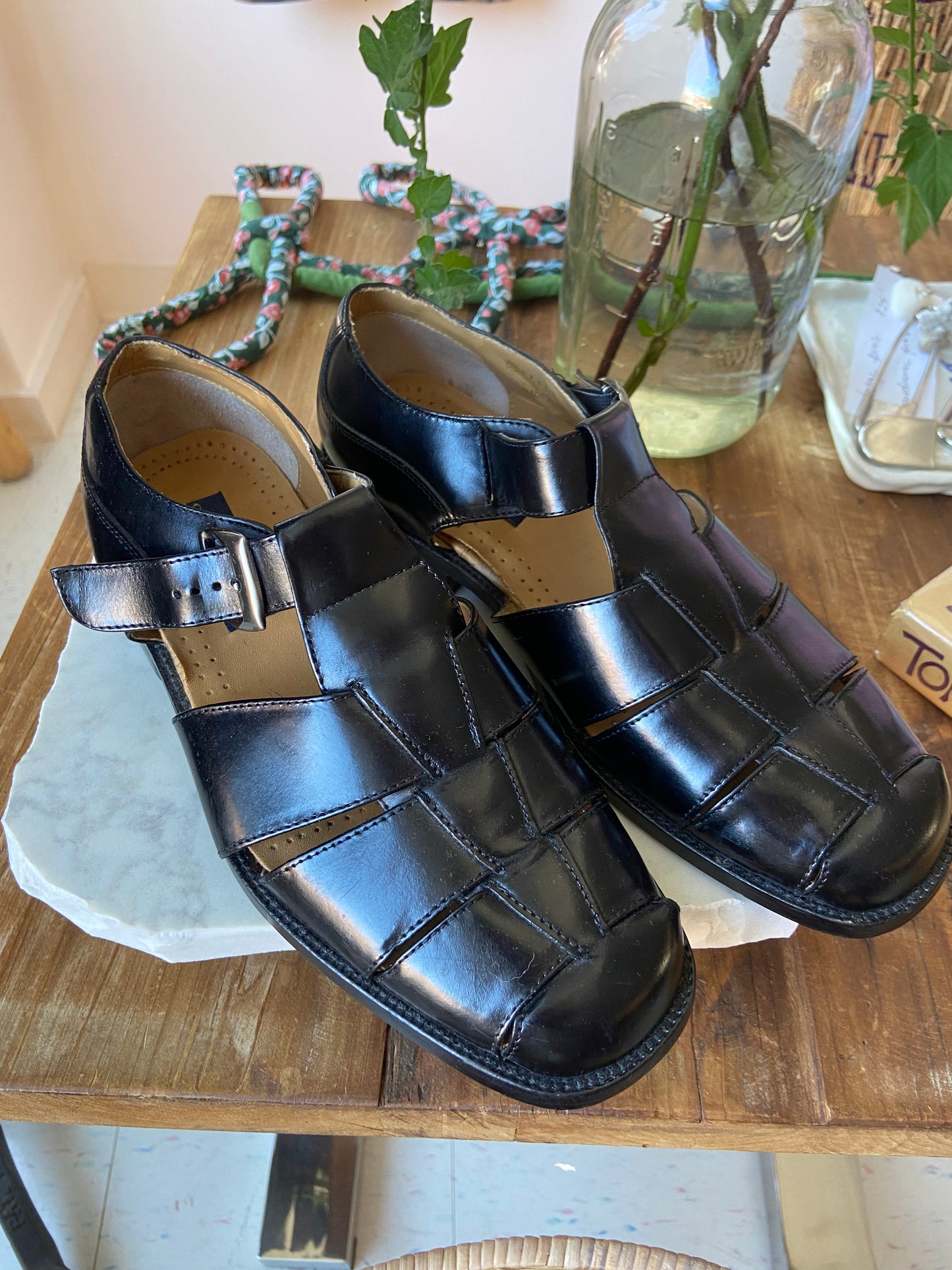 Handsome black leather sandal 8/9.5