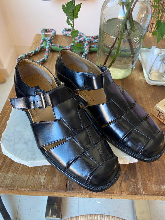 Handsome black leather sandal 8/9.5