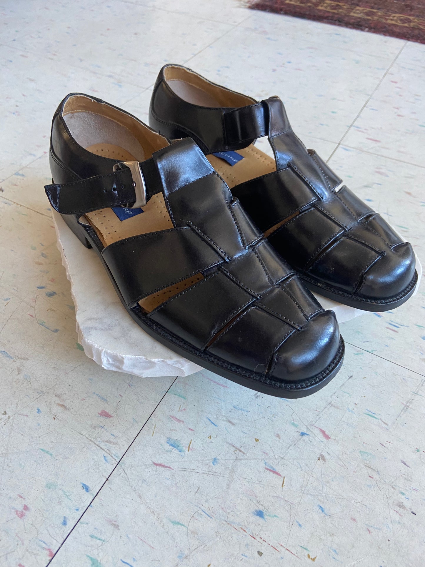 Handsome black leather sandal 8/9.5