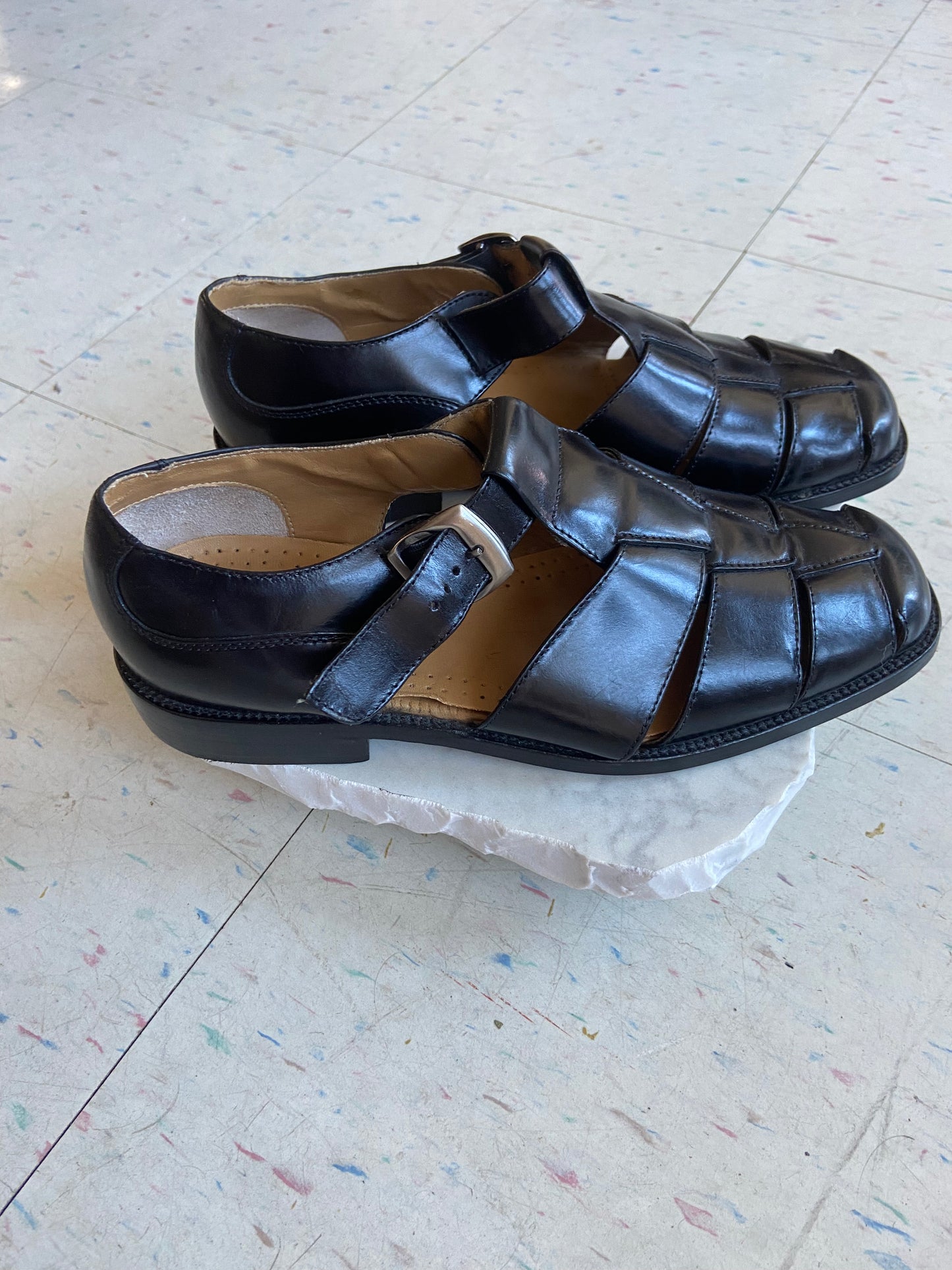 Handsome black leather sandal 8/9.5