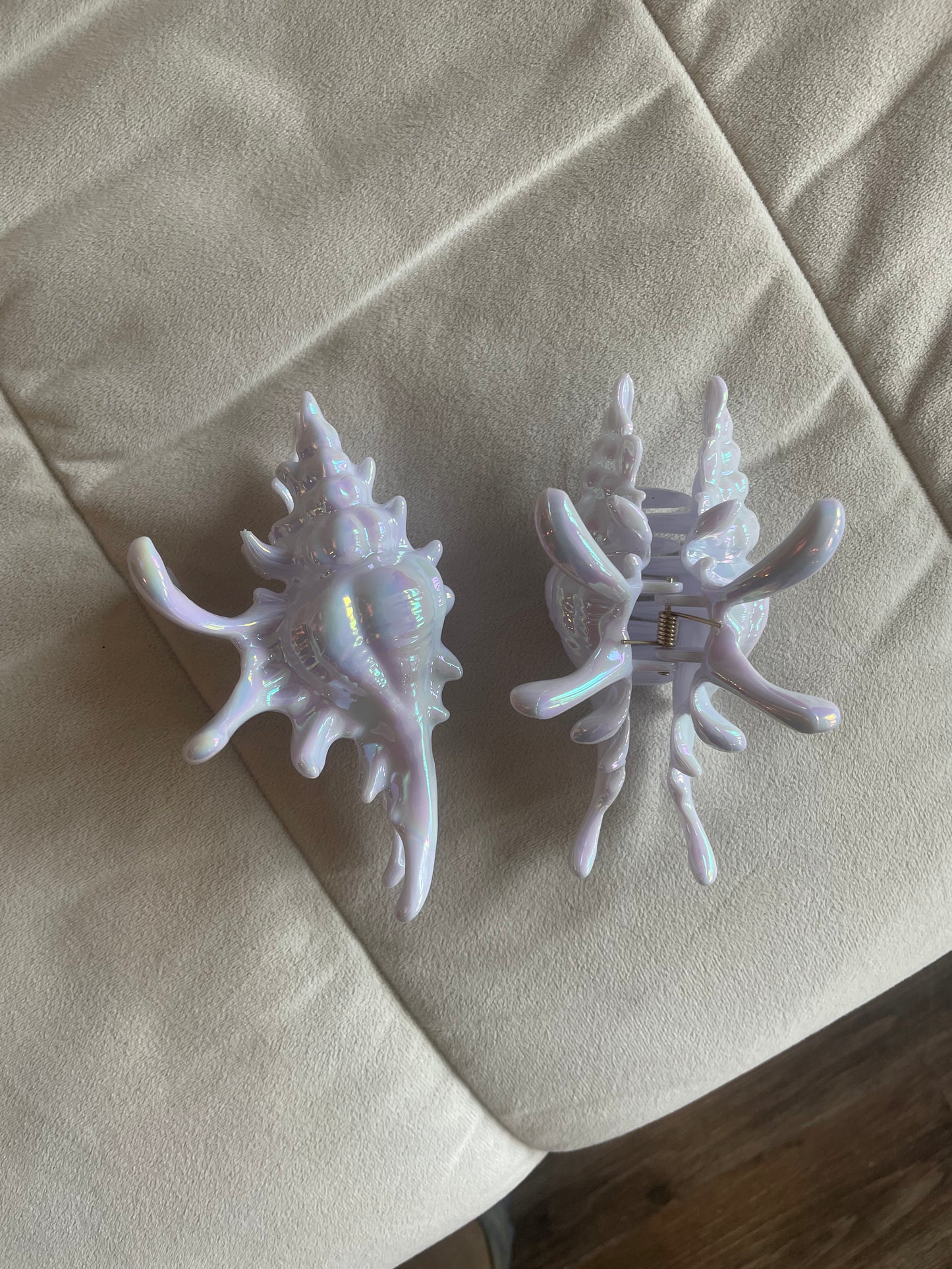 Iridescent conch hair clip
