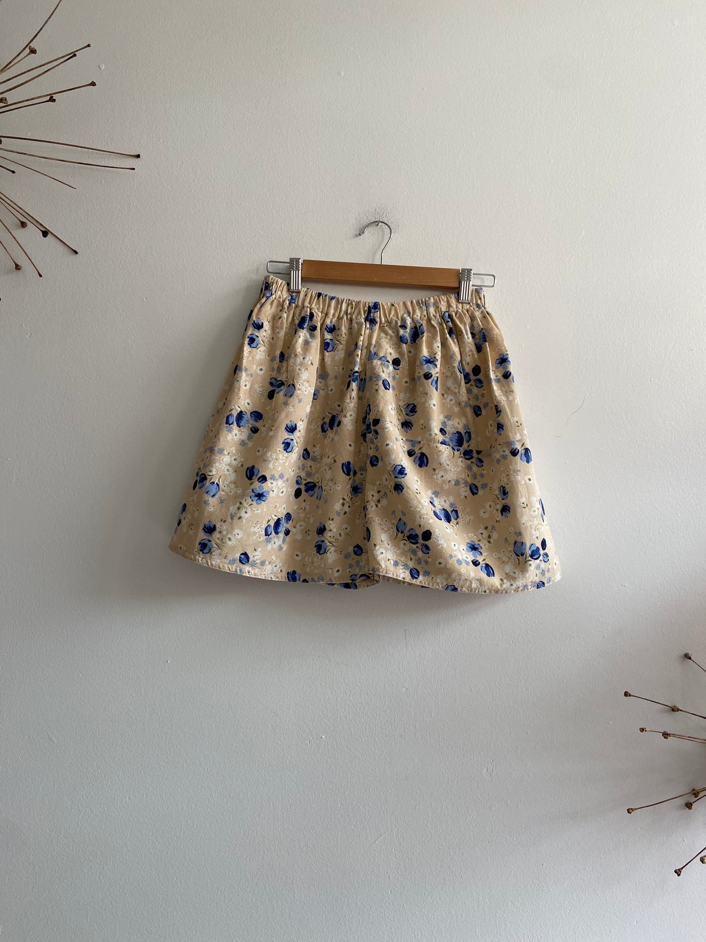 Archive Craft cotton shorts buttercream with blue flowers SS 1-2