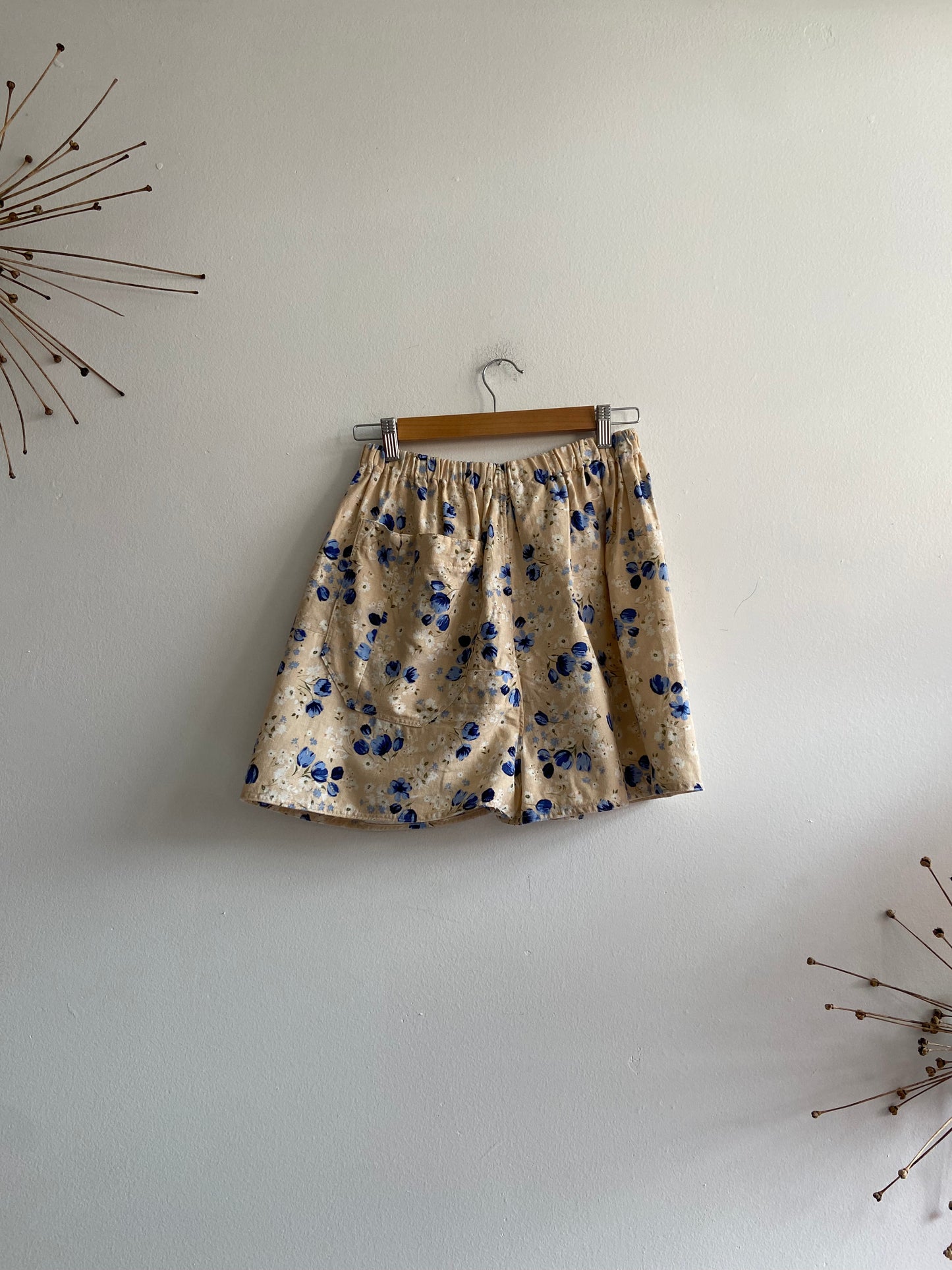 Archive Craft cotton shorts buttercream with blue flowers SS 1-2