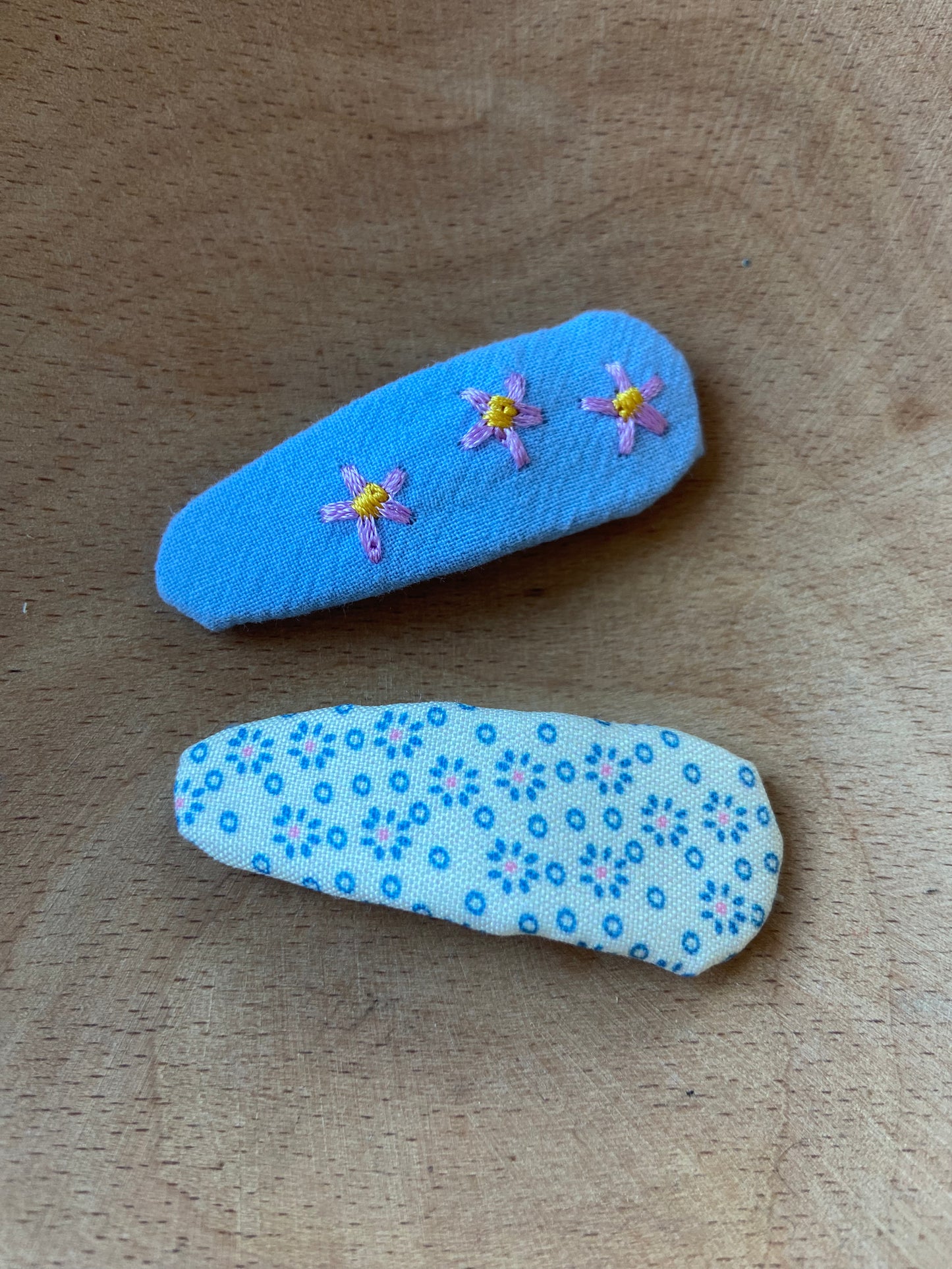 Embroidered floral snap hair clip set