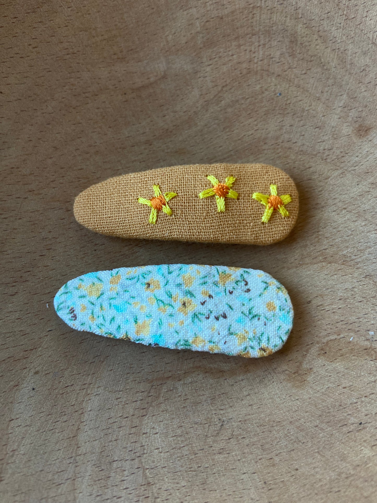 Embroidered floral snap hair clip set